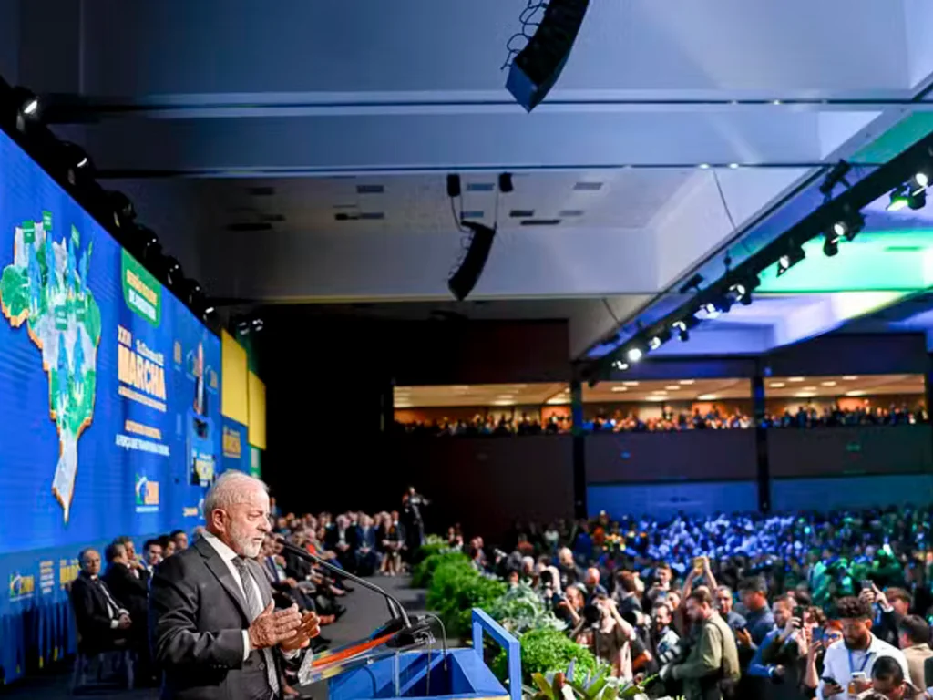 Lula promete programa para reforma de casas de pessoas de baixa renda