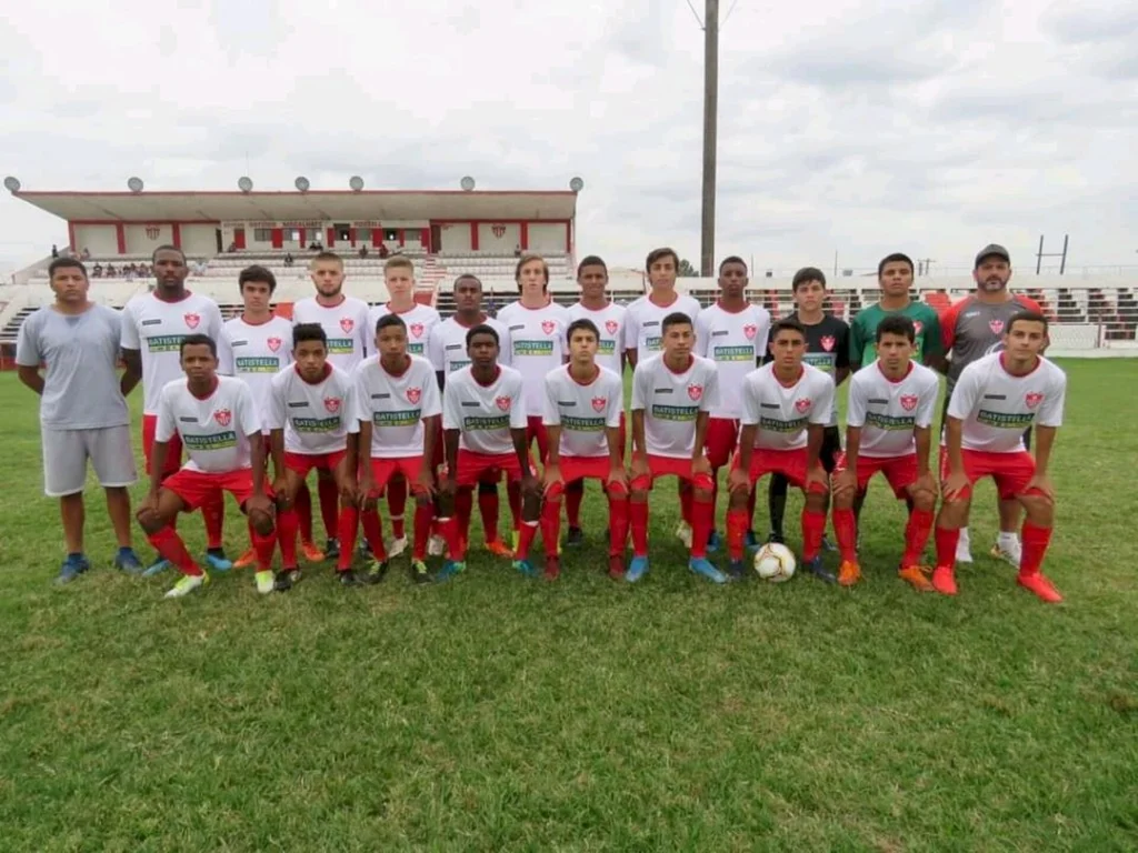 Base alvirrubra começa com vitória