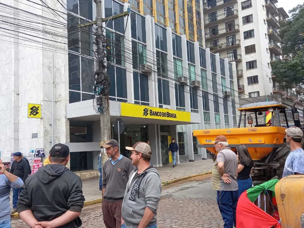Trabalhadores rurais realizam manifestação em frente ao Banco do Brasil