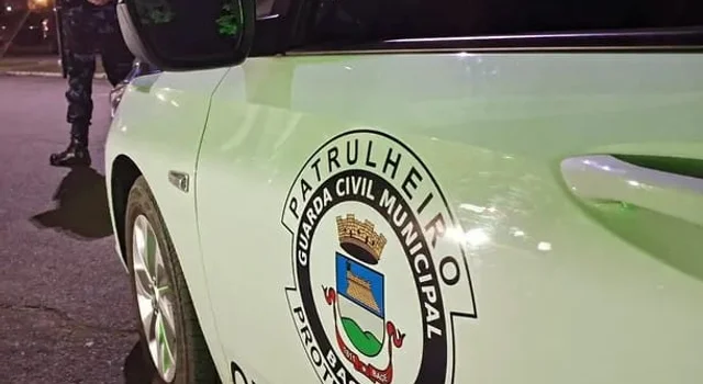 Homem apedreja hotel e ameaça recepcionista