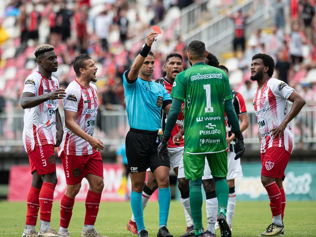 Guarany joga bem, mas é superado pelo Joinville