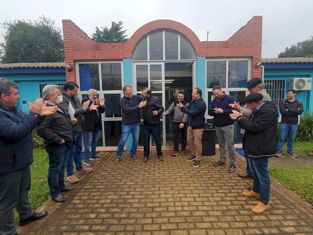 Hamm entrega ônibus e anuncia emendas