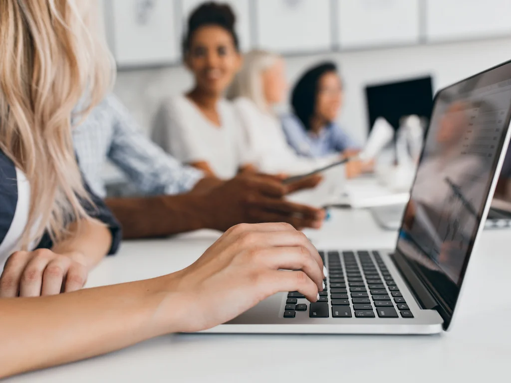 Fundação Bradesco oferece cursos gratuitos de Libras e Práticas Administrativas
