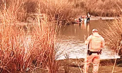 Homens são presos com arma, droga, munições e dinheiro