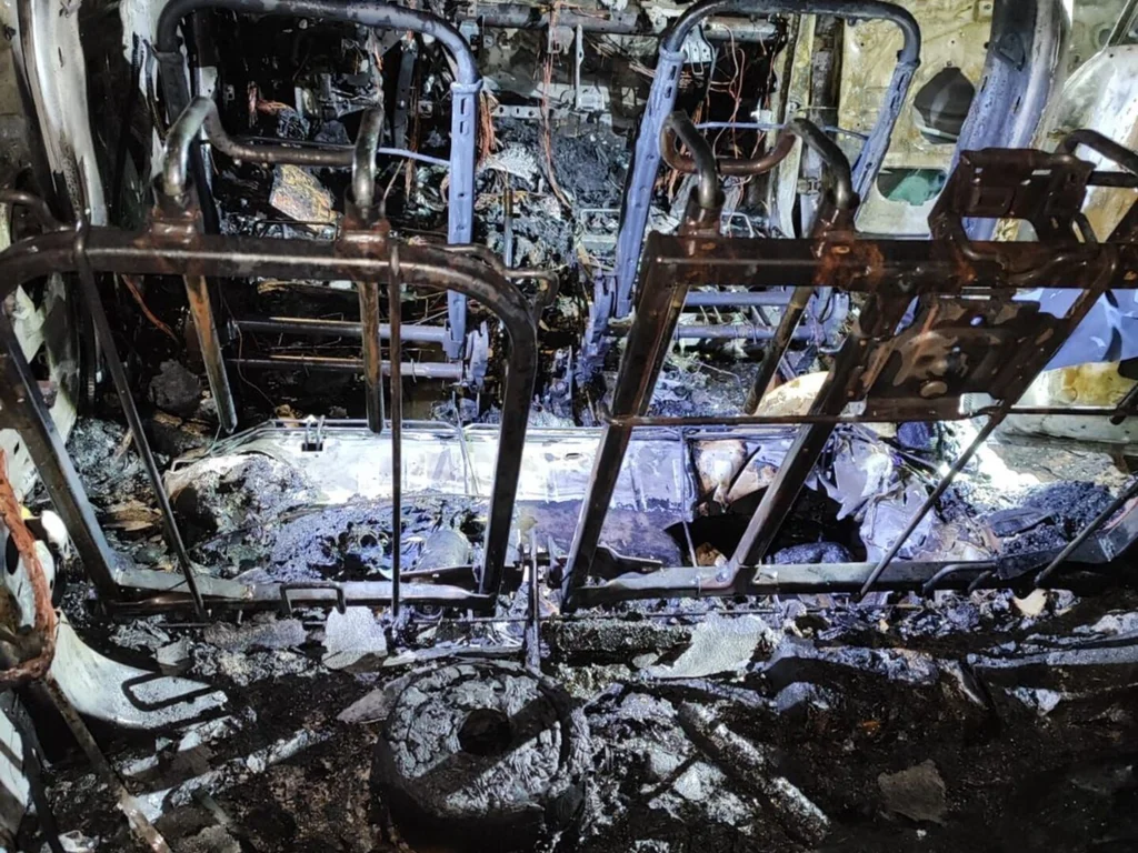 Carro da Guarda Municipal é totalmente destruído por fogo