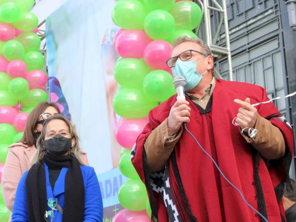 Presença de deputado em homenagem vira embate