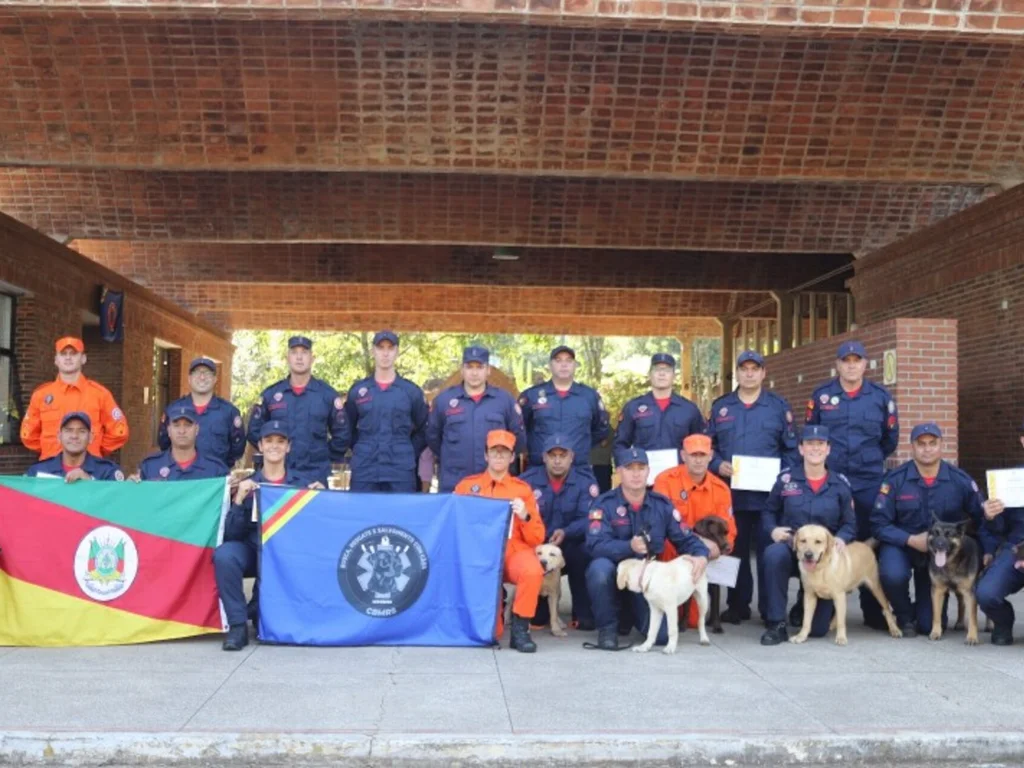 Buscas e Salvamentos com Cães forma 24 Bombeiros
