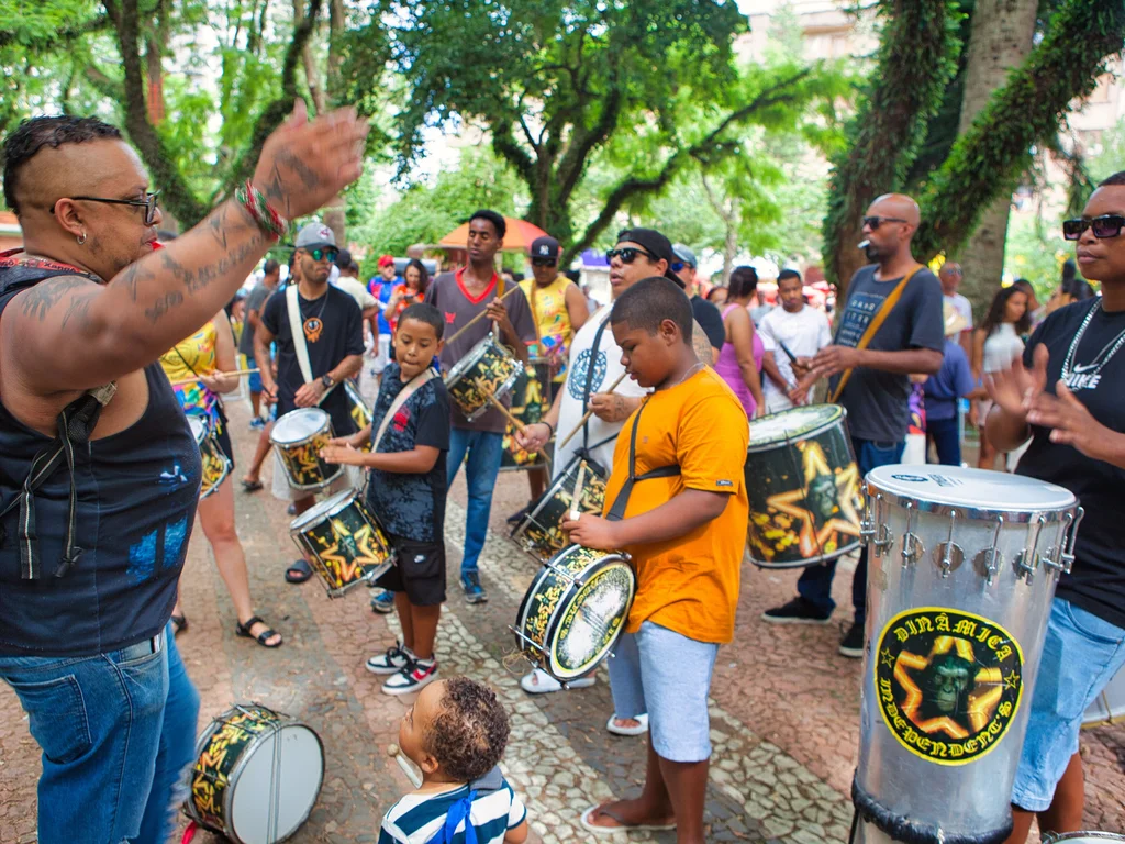 Samba Na Praça e Carnaval dos Gigantes alegra o Centro de Bagé