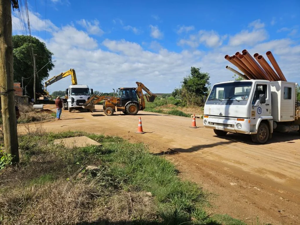 Daeb implanta rede de esgoto para asfaltamento da avenida Itália