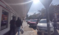 Falta de uso de máscaras e aglomeração geram críticas a evento