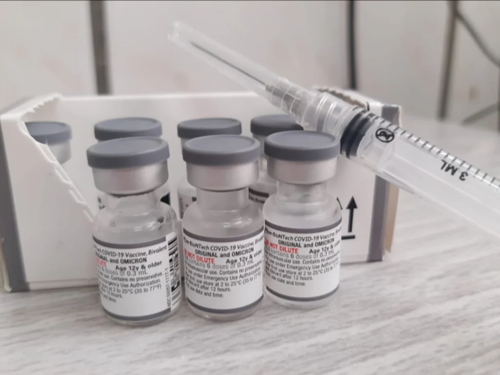 Começa vacinação com dose bivalente de pessoas com 18 anos ou mais