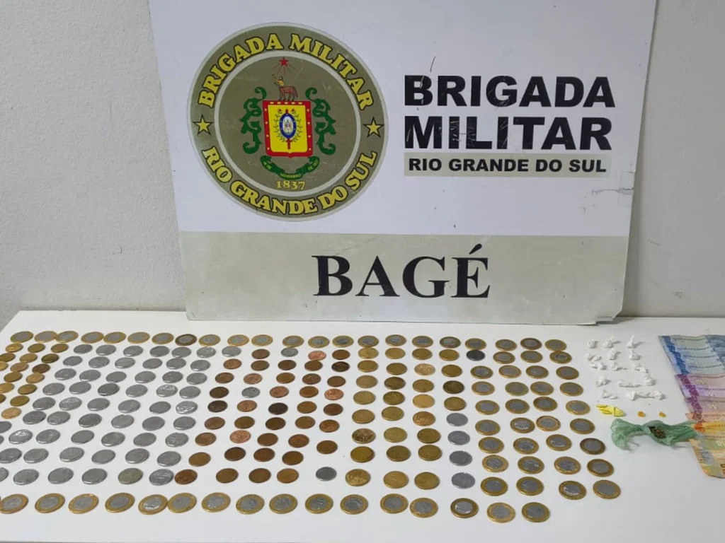 Traficante mente identidade, mas é preso com drogas e dinheiro