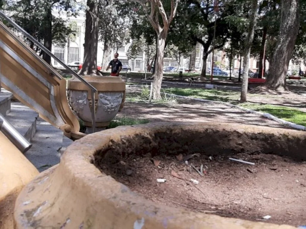 Coreto é alvo de depredações e desleixo