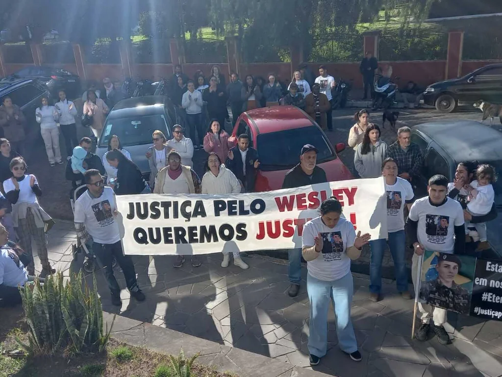 Família de Wesley realiza protesto e polícia prende um dos acusados