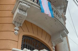 Bandeira trans é hasteada na Casa de Cultura