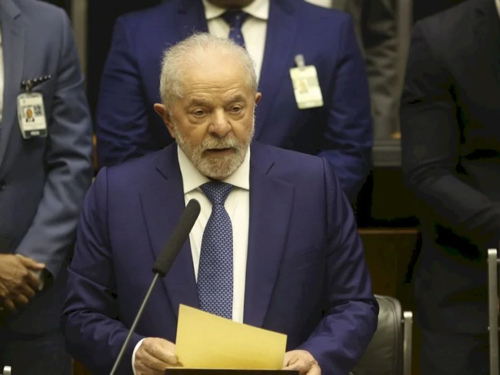 Em seu primeiro dia como presidente, Lula assina 52 decretos e quatro MPs