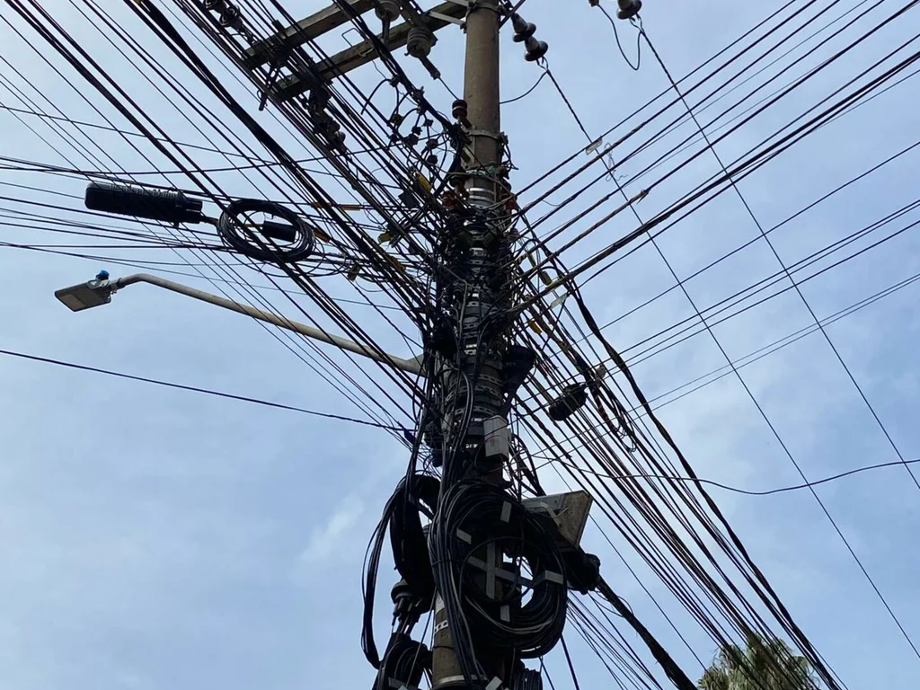 Prefeitura notifica empresas e prepara edital para retirada de fios