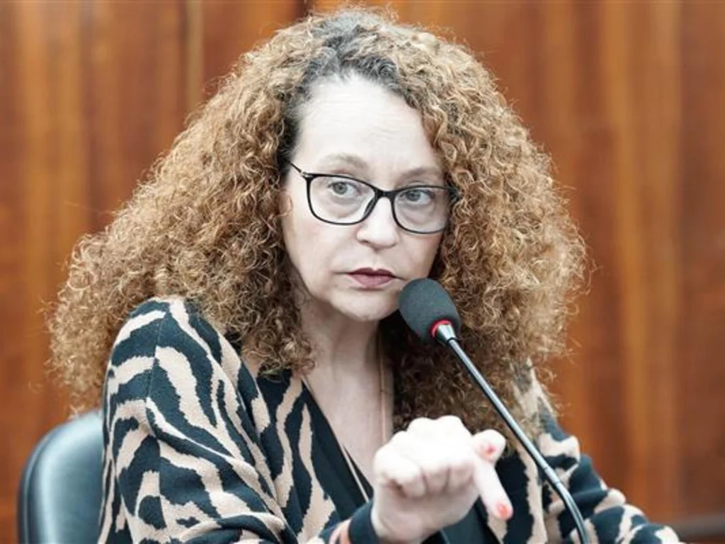 Luciana Genro questiona falta de canabidiol para tratamento de autistas