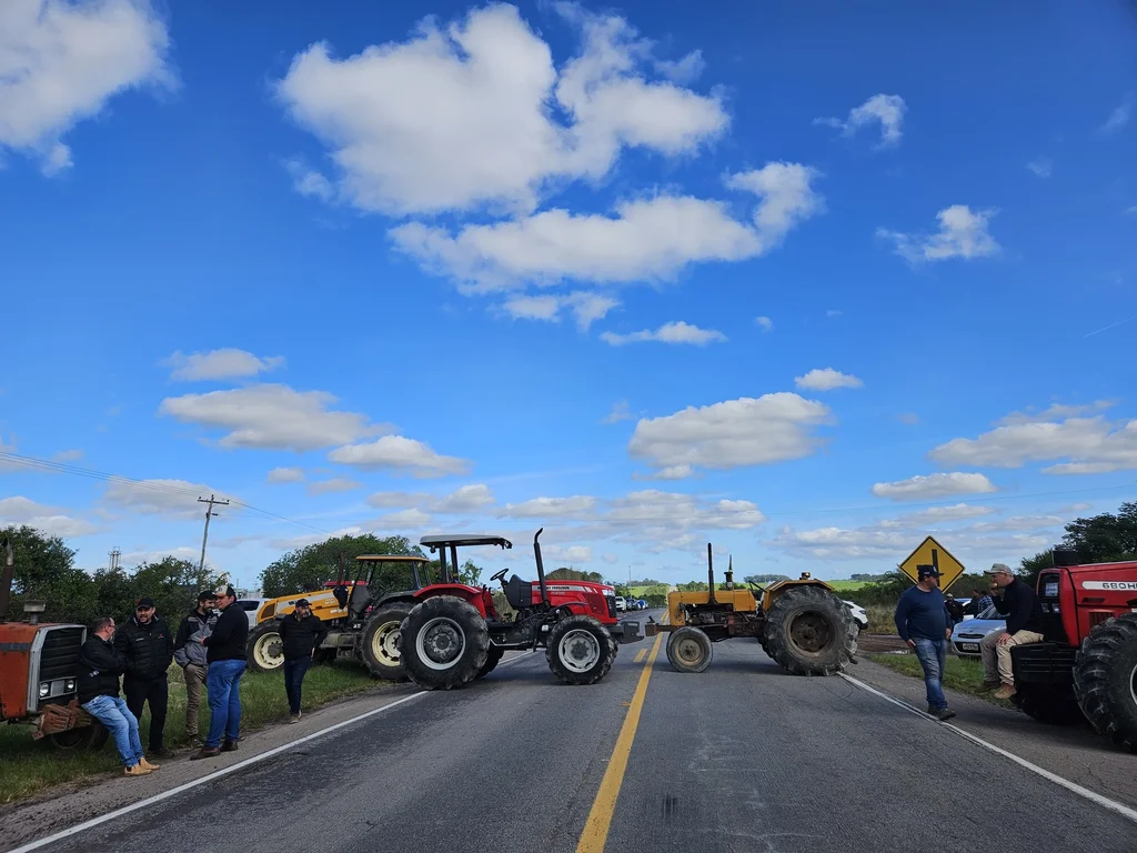 Agricultores param tráfego pela renegociação e securitização de dívidas