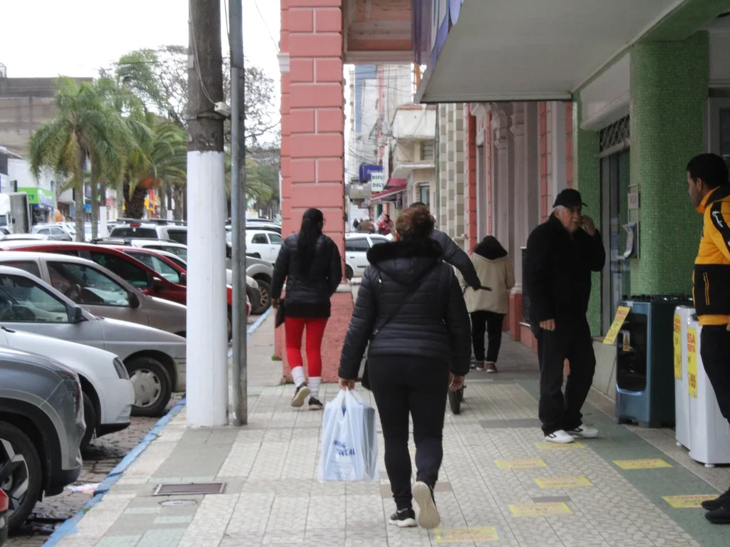 Presentes acessíveis lideram procura no comércio bageense