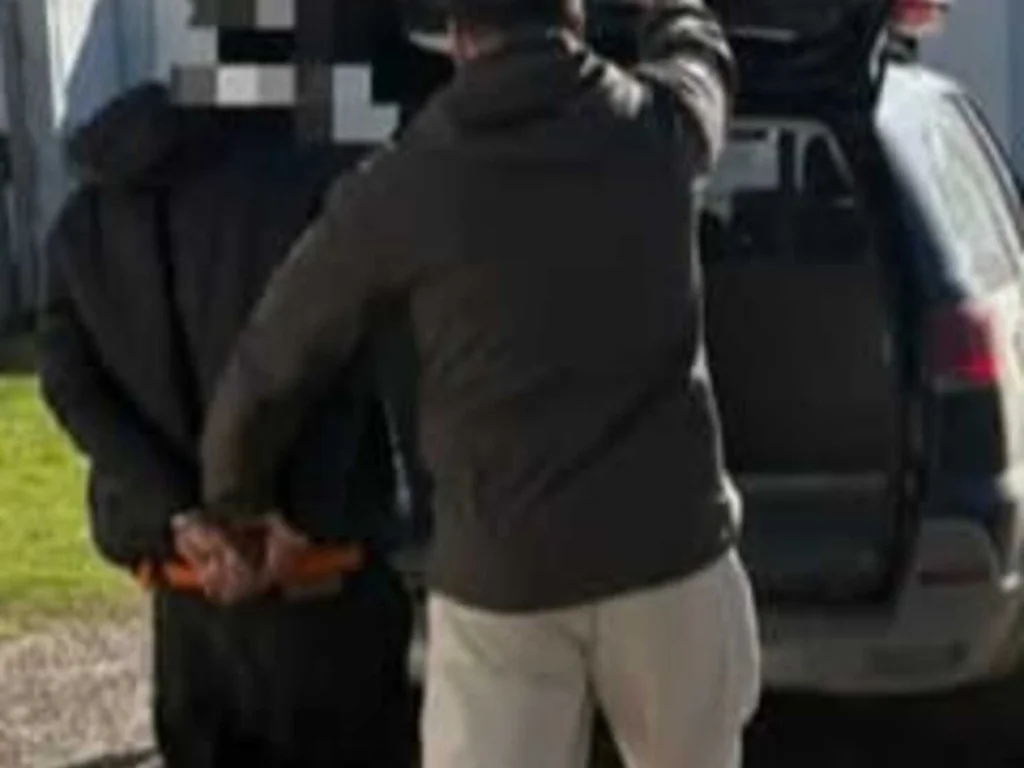 Homem tenta agredir policiais com faca ao ser preso