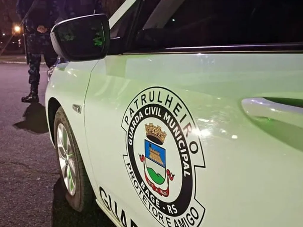 Homem apedreja hotel e ameaça recepcionista