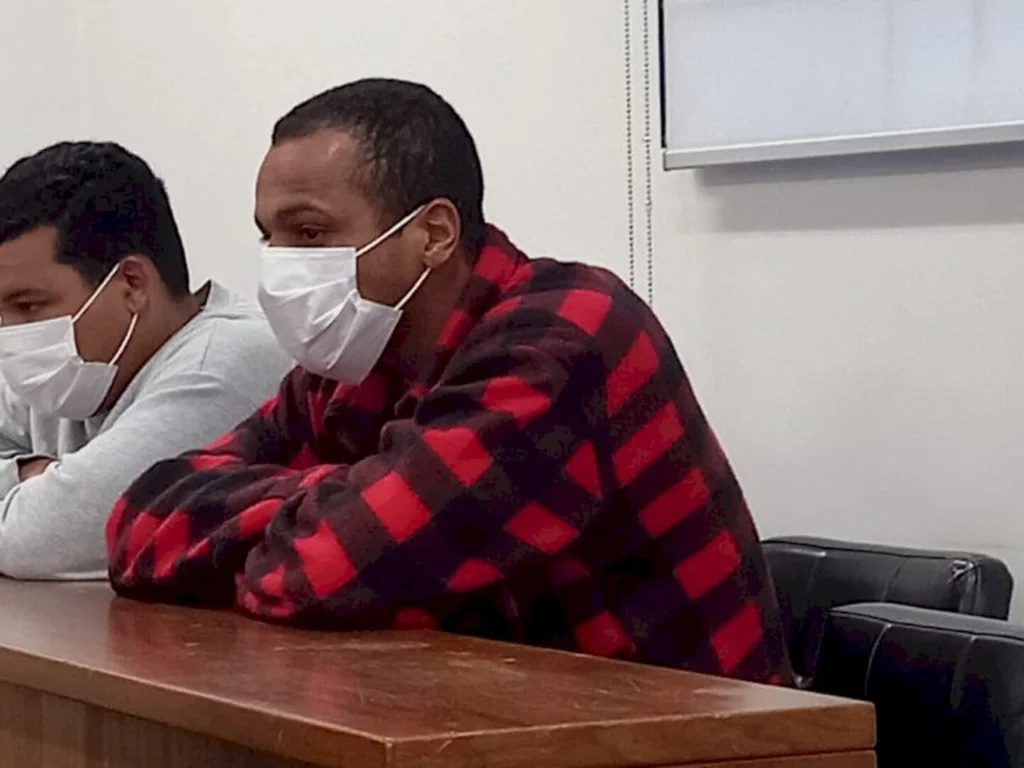 Réus são condenados por matar vítima com garfo e barra de ferro