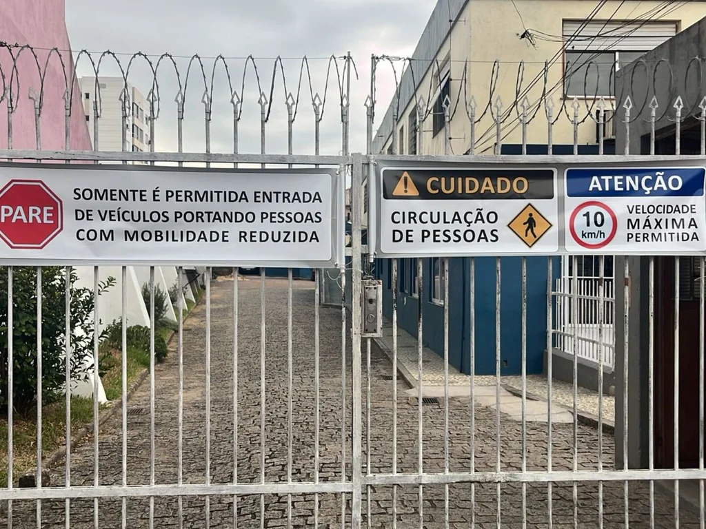 Caminho da Luz instala placas de alerta para motoristas