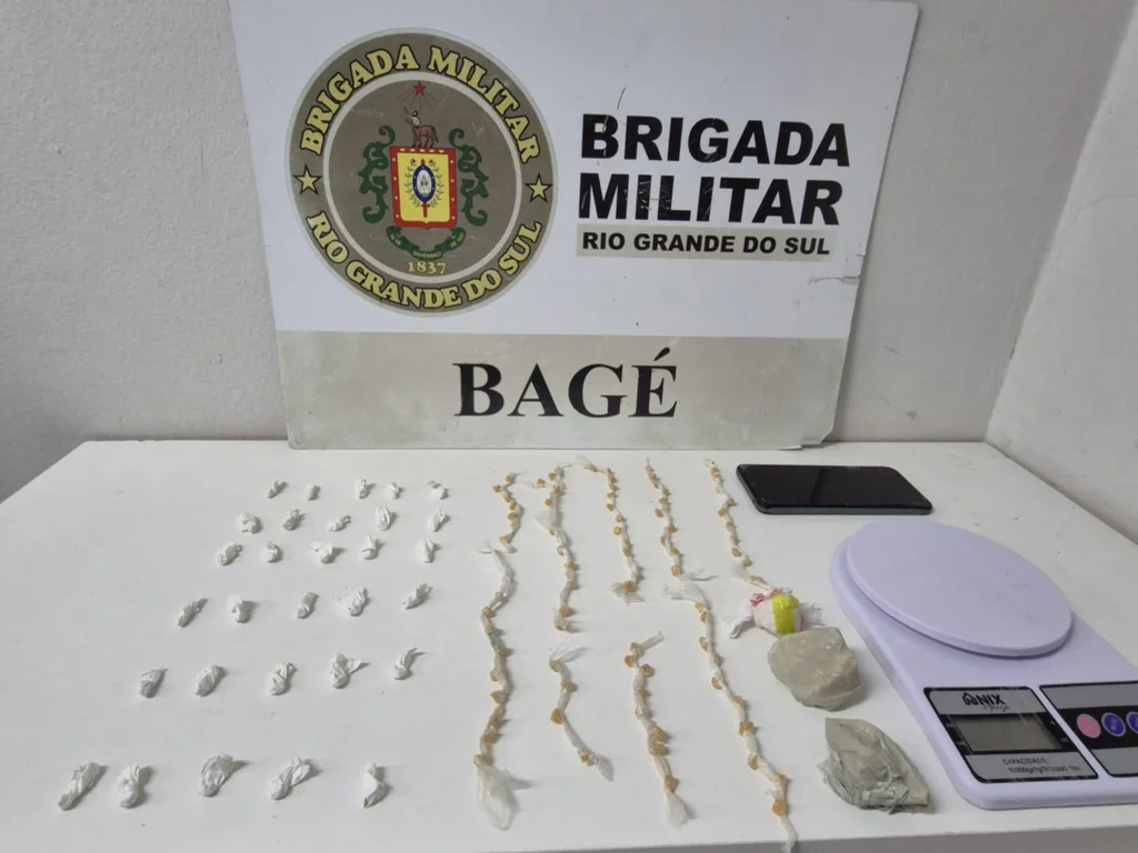 Mulher é presa por tráfico de drogas em residencial