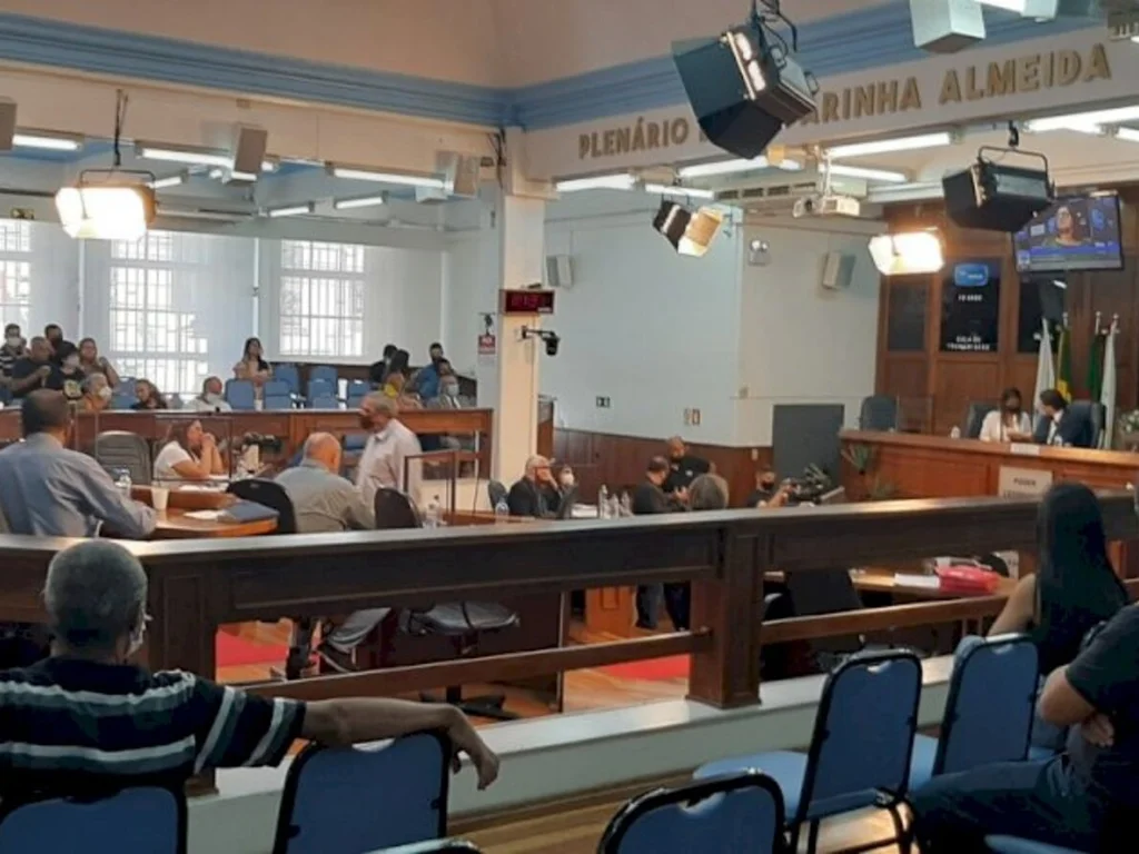 Primeira sessão do ano é com dedo em riste