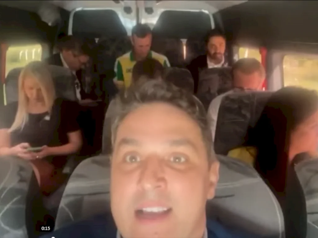 Um séquito de políticos na viagem