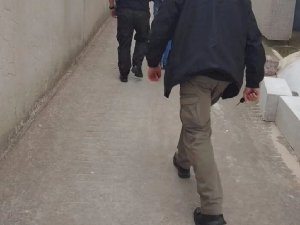 Professor preso nega ter cometido estupros