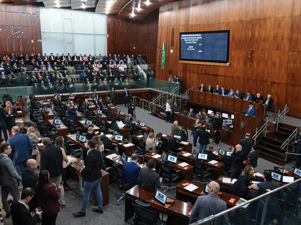 Projetos que reestruturam carreiras gera uma enxurrada de críticas