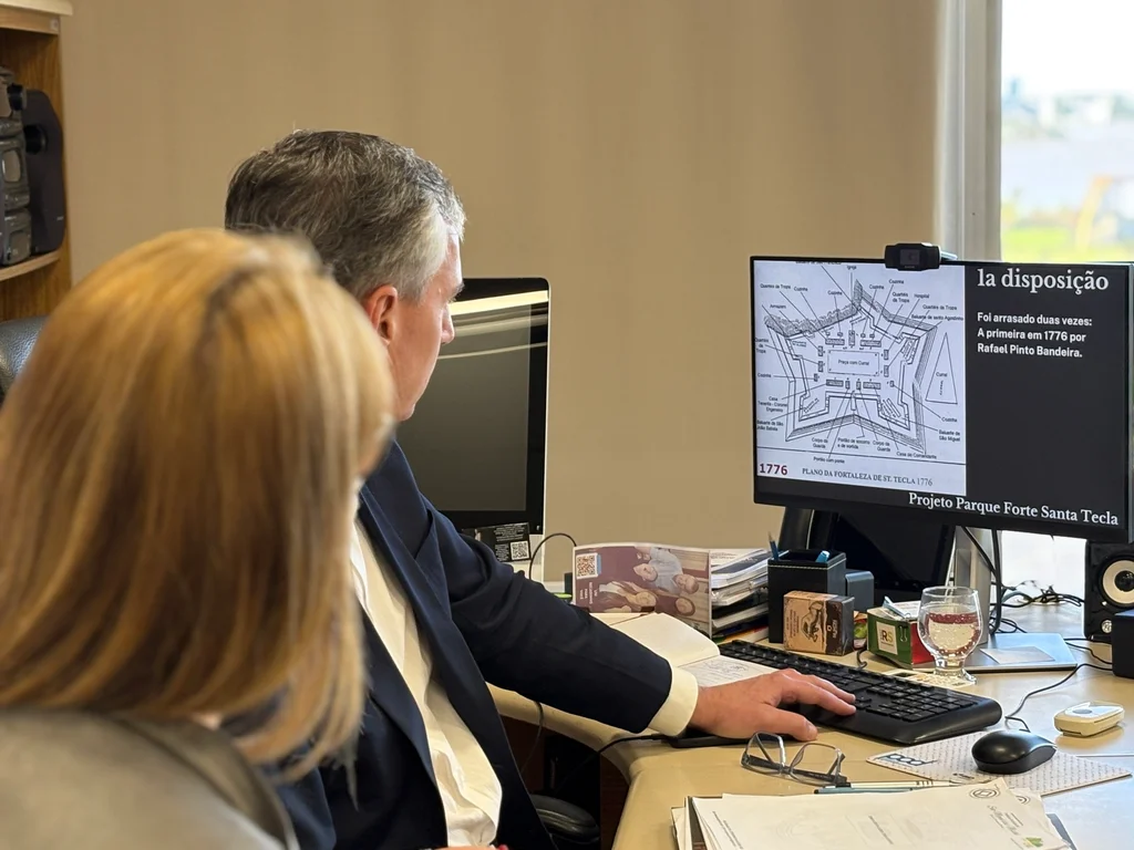 Comitiva apresenta projeto do Parque Forte de Santa Tecla