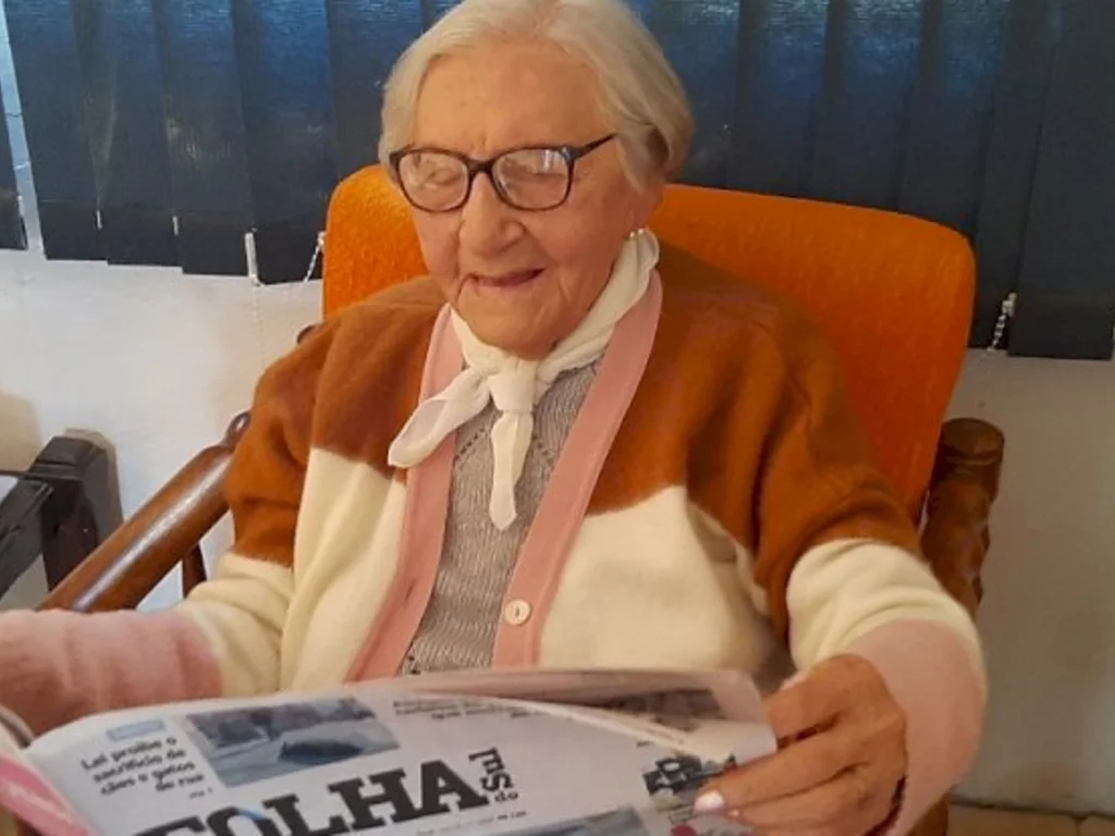 Ex-costureira, que dorme bastante e tem  disposição para comer, chega aos 105 anos