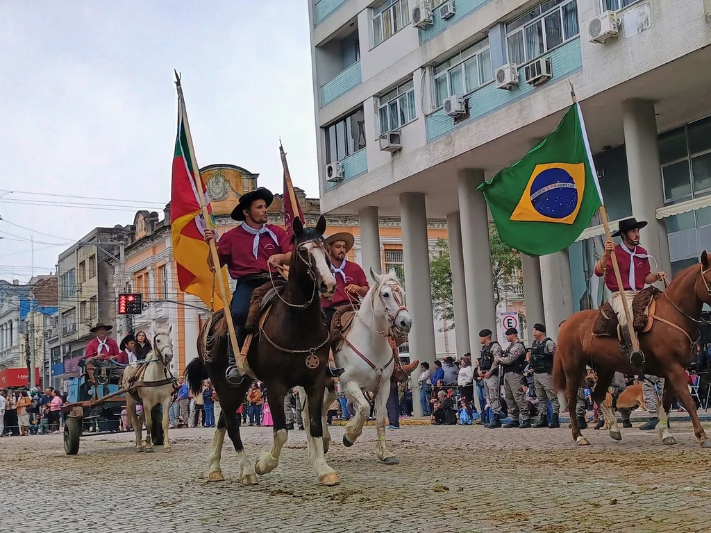 Cavalarianos levam bageenses para celebrar o Dia do Gaúcho na Sete