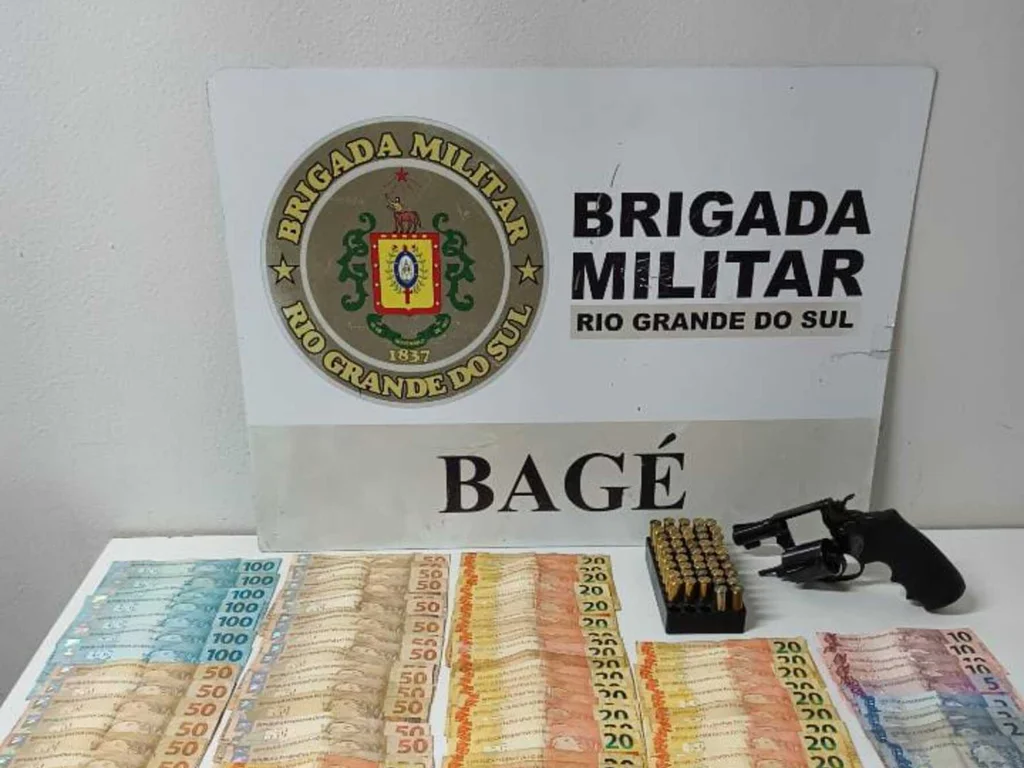 Traficante é preso com revólver e quase R$ 3 mil