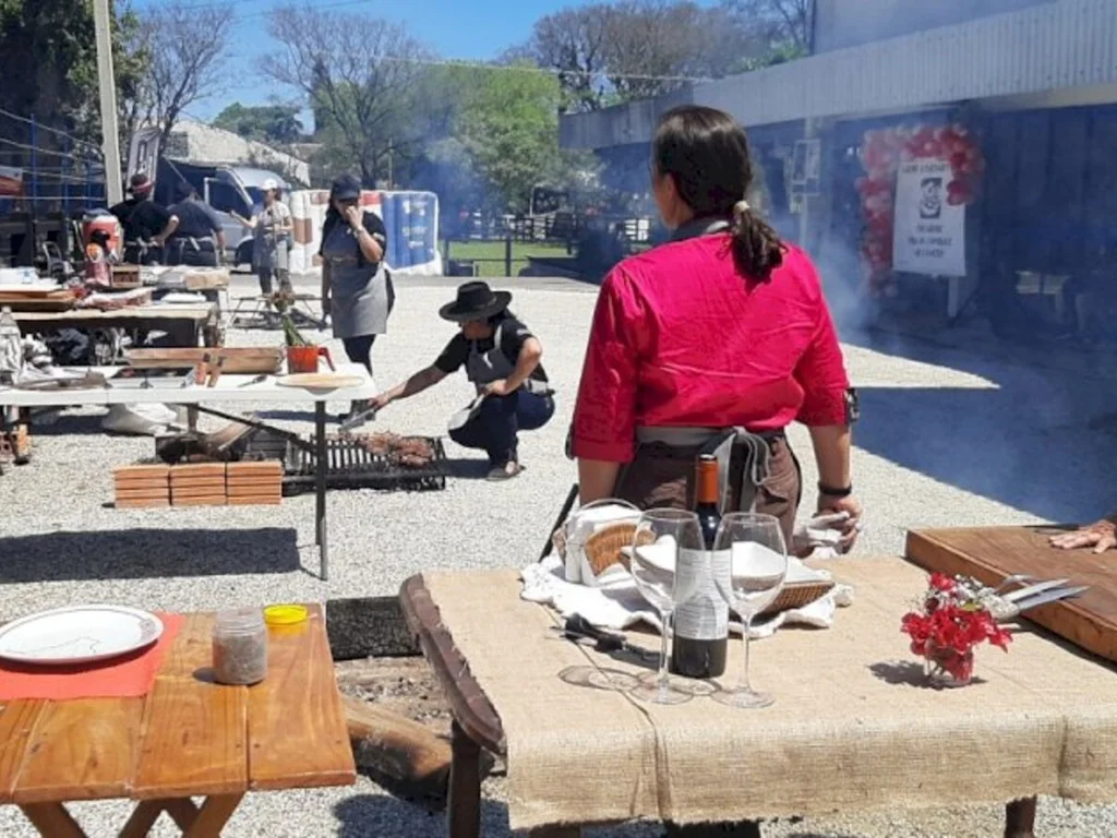 Mulheres exibem performance no assado com fogo de chão