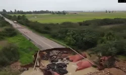 Equipes trabalham 24 horas por dia na recuperação do Km 132 da BR 290