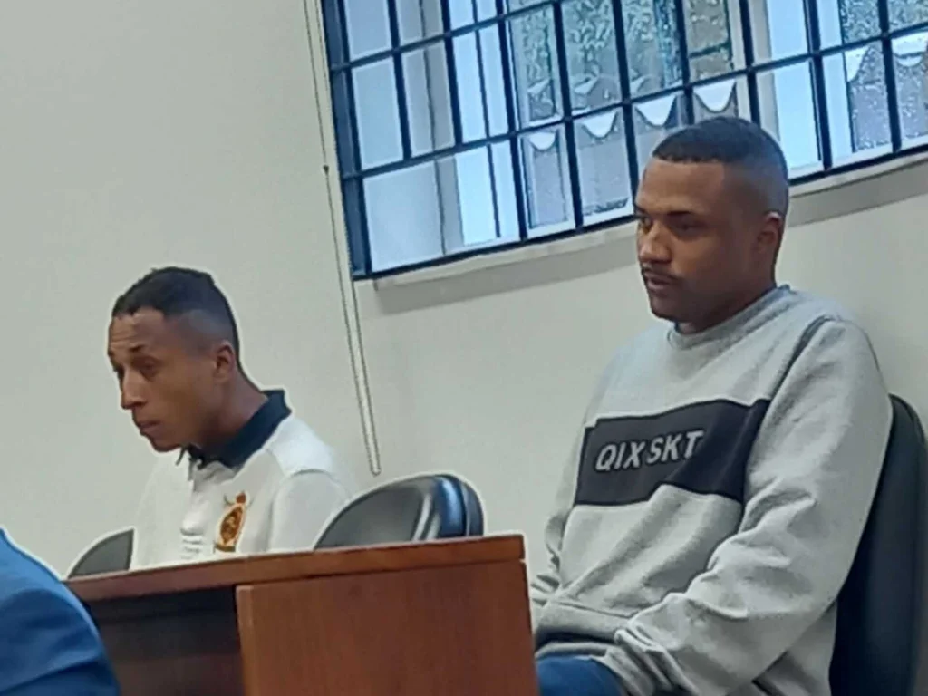 Réus negam que tenham matado vítima a pauladas