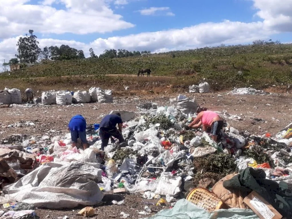 Catadores encontram corpo no meio do lixo