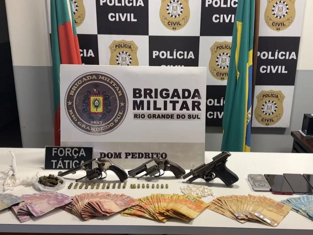 Homens são presos com arma, droga, munições e dinheiro