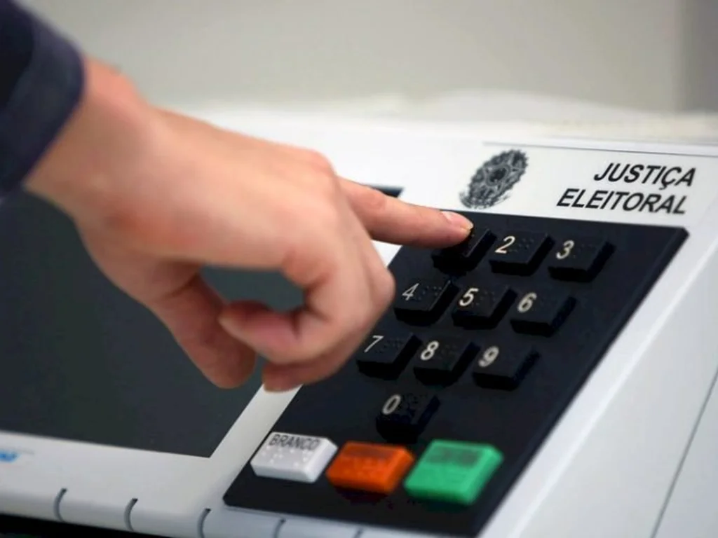 Comissão debate sistemas eleitorais e partidos