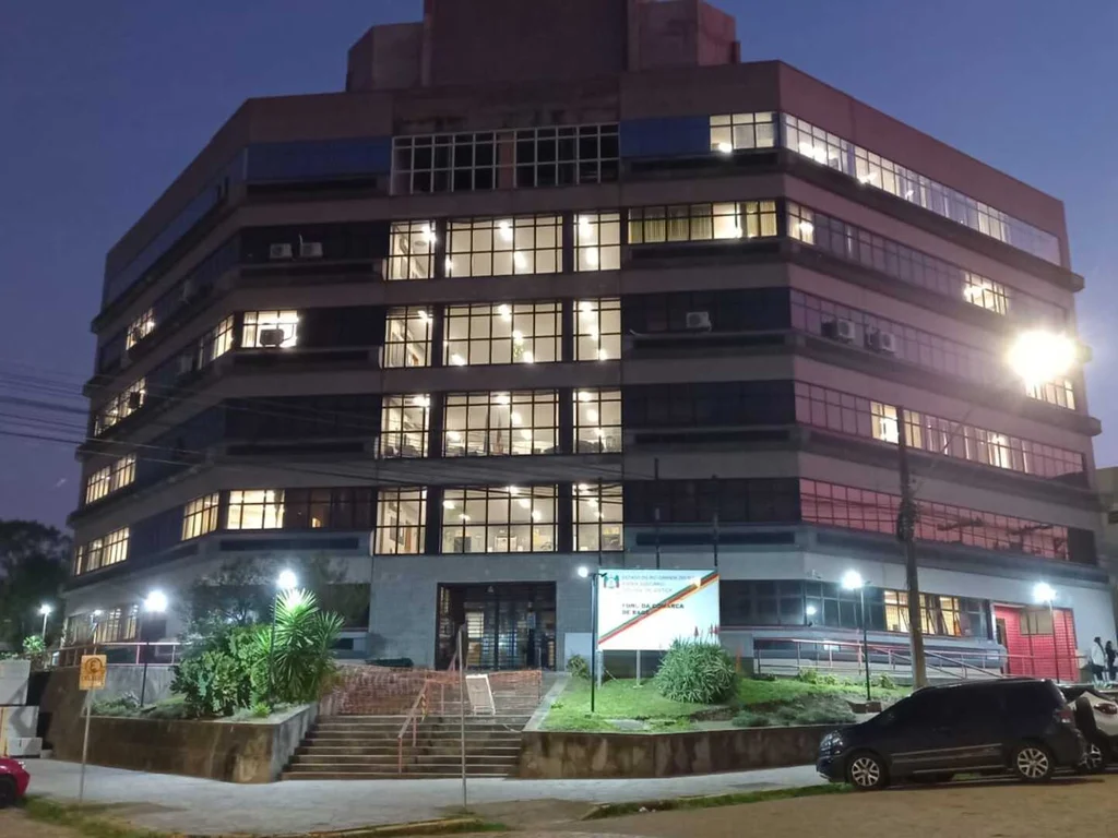 Júri suspenso porque defensora alegou medo acontece nesta terça