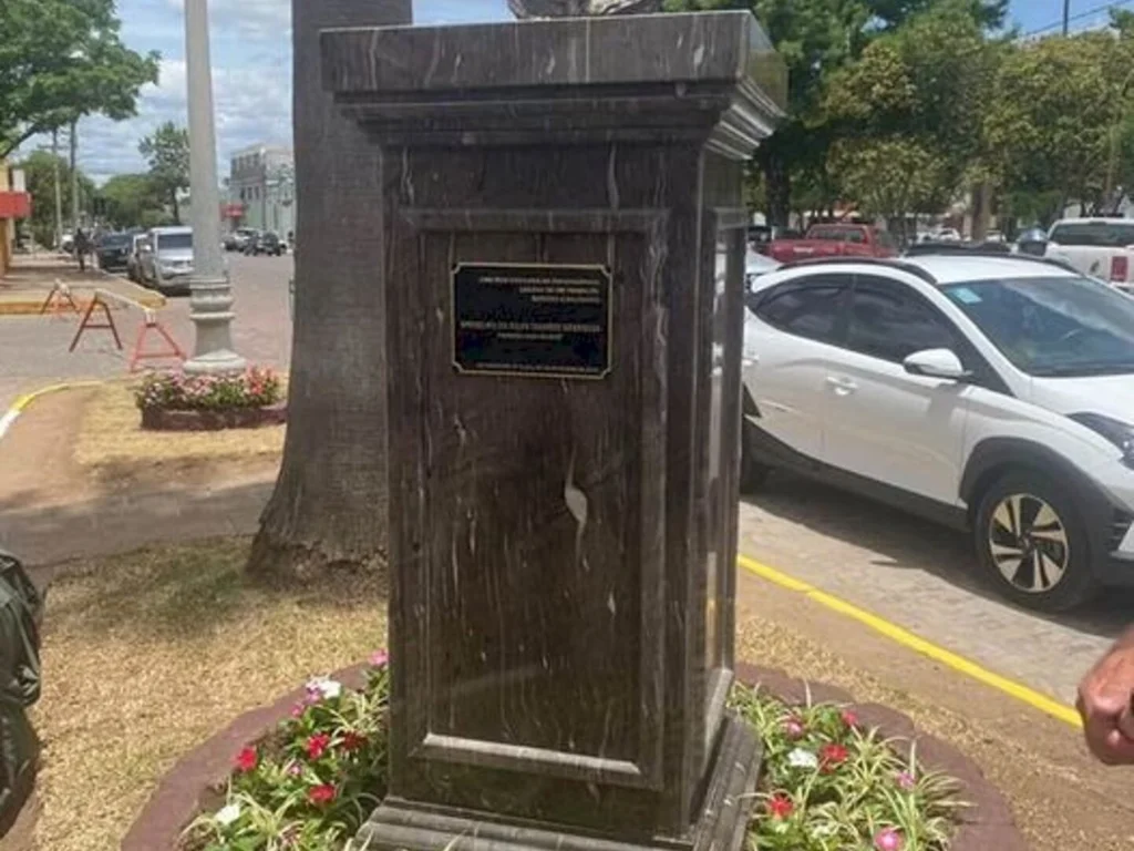 Busto homenageia ex-primeira dama de Bagé
