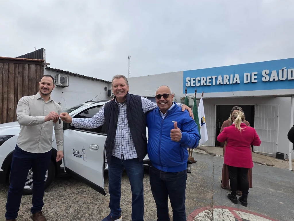 Afonso Hamm entrega veículo para transporte de pacientes SUS em Candiota