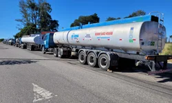 Daeb intensifica uso de caminhão-pipa e carretas tanque